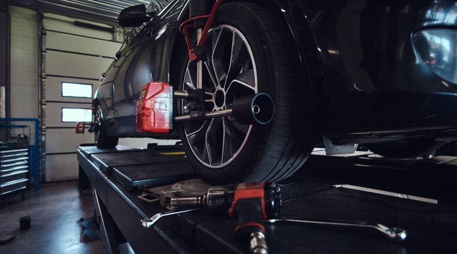 Banden van een auto worden uitgelijnd De autobanden worden uitgelijnd